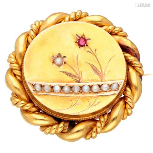 Vintage 18K. yellow gold brooch set with a garnet and seed p...