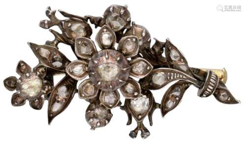 925 Silver floral shaped brooch set with diamonds.