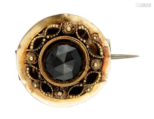 14K. Yellow gold antieke brooch set with garnet.