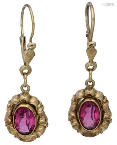 BLA 8 kt. Yellow gold antique earrings set with a pink colou...