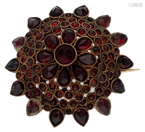 Vintage BLA 10K. yellow gold brooch set with garnet.