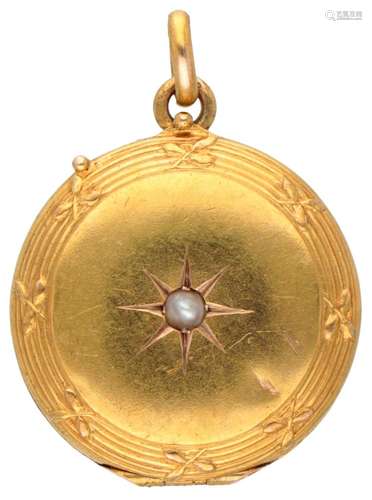 14ct. Yellow gold medallion pendant set with a pearl.