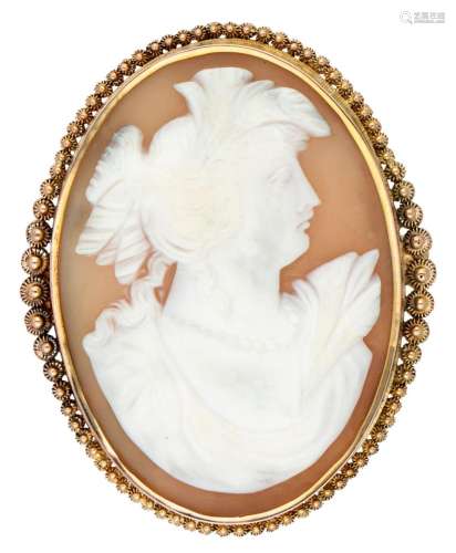 14K. Yellow gold brooch set with a cameo of a lady.