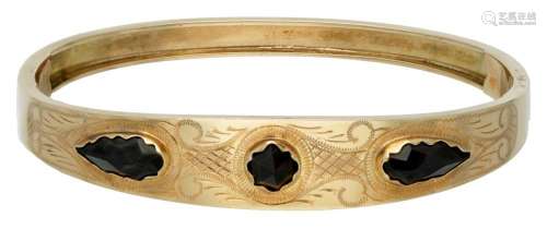 Vintage 14K. yellow gold bangle bracelet set with garnet.