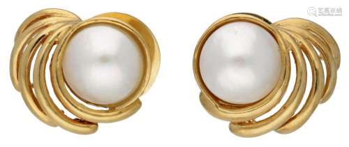 Vintage 18K. yellow gold earrings set with a pearl.
