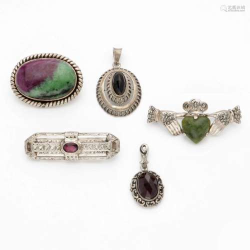 Lot of silver brooches and pendants set with garnet, jade an...