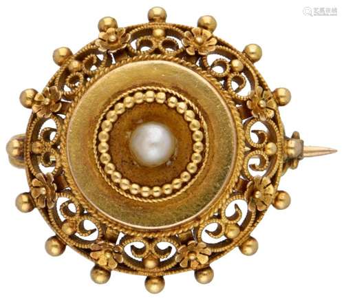 14K. Yellow gold brooch set with a pearl.