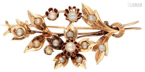 Antique 14K. yellow gold brooch set with pearls.
