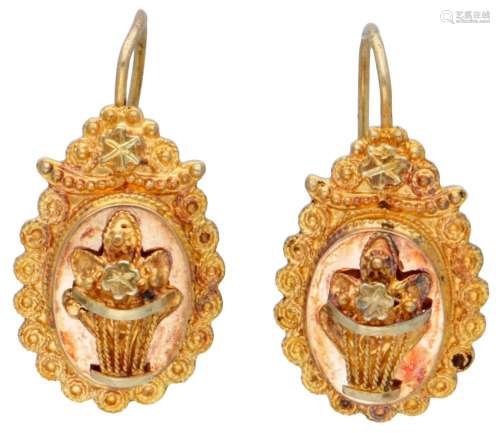 14K. Yellow gold earrings provided with elegant cantille wor...