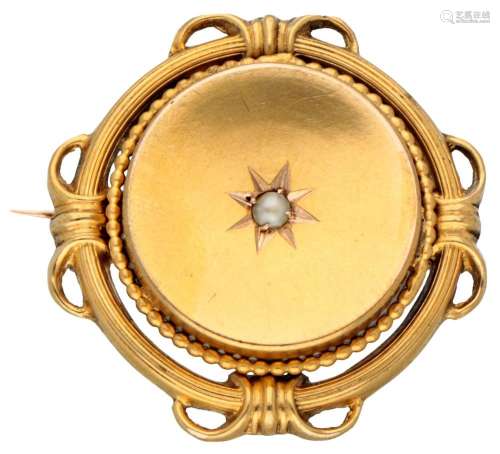 Antique 14K. yellow gold brooch set with a pearl.
