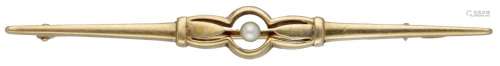 14K. Yellow gold brooch set with a pearl.
