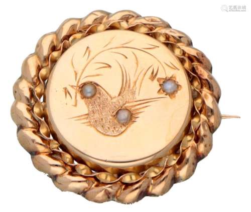 14K. Yellow gold antique brooch set with pearls.