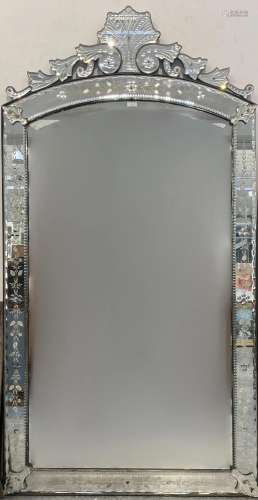 Grand miroir à fronton cintré découpé en verre gravé, dit &q...