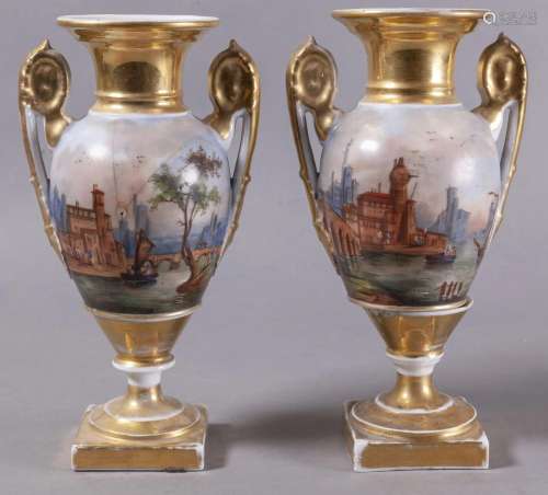 Paire de vases en porcelaine de Paris, à décor polychrome et...