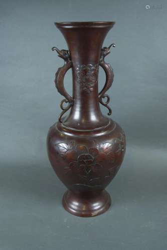 JAPON - Période MEIJI (1868-1912) <br />
Grand vase en bronz...