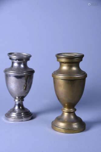 Deux tirelires à forme d'urnes en métal<br />
Fin du XIXe si...