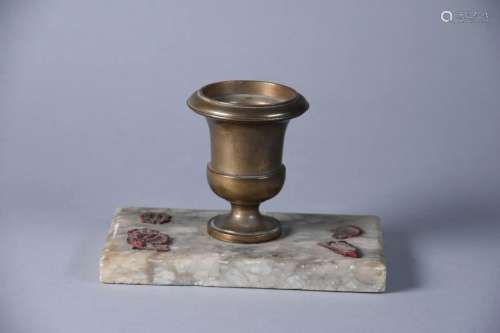 Petit encrier en bronze à forme d'une urne, sur une base en ...