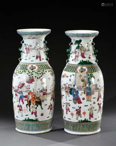 CHINE - XXe siècle<br />
Paire de vases balustre en porcelai...