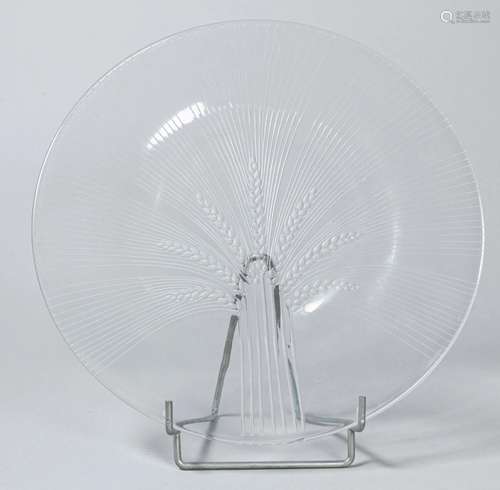 LALIQUE FRANCE <br />
Grand plat en cristal gravé de gerbes ...