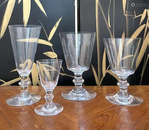 BACCARAT, modèle Sully<br />
Partie de service de verres à p...