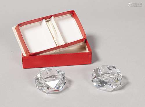 BACCARAT<br />
Paire de salerons en cristal taillé facetté<b...