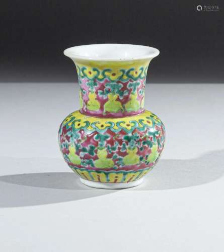 CHINE - XXe siècle<br />
Petit vase en porcelaine, marque ap...