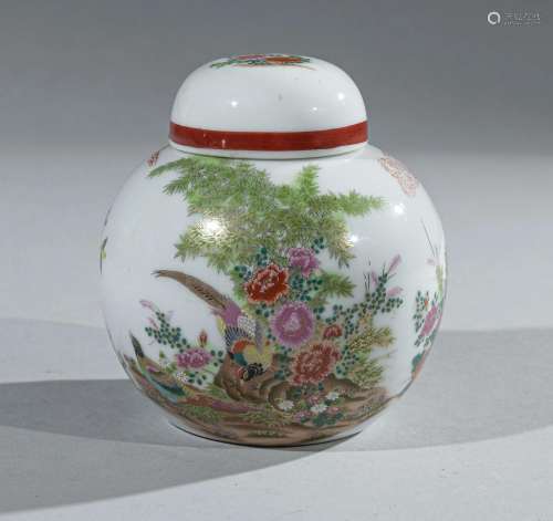CHINE - XXe siècle<br />
Pot à gingembre en porcelaine, à fi...