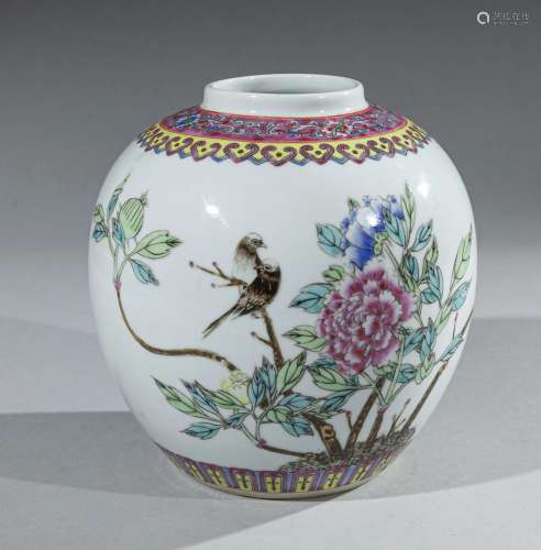 CHINE - XXe siècle<br />
Vase en porcelaine à décor dans le ...