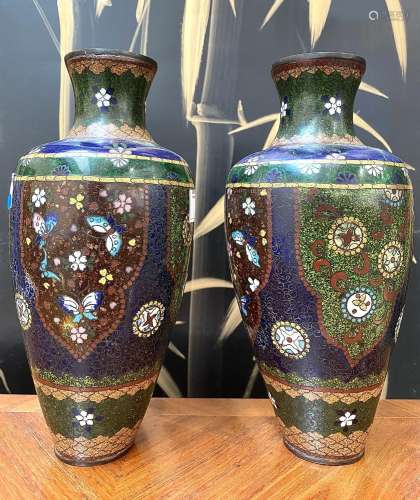 JAPON - Période MEIJI (1868-1912) <br />
Paire de vases balu...