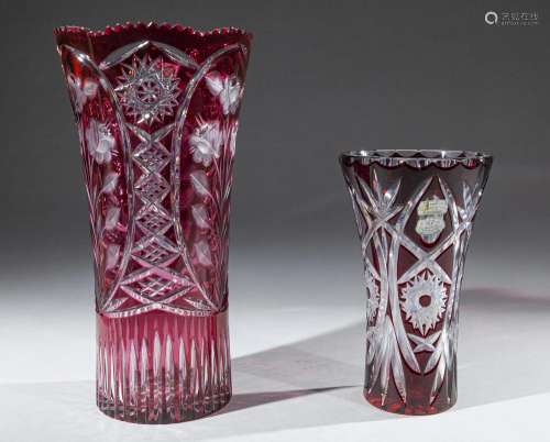 Deux vases cornet en cristal taillé rouge, le plus grand à d...