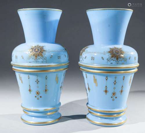 Paire de beaux vases balustre, en opaline bleu azur, à décor...