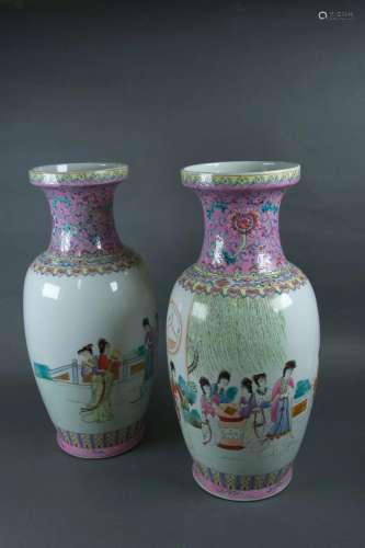 CHINE - XXe siècle<br />
Paire de vases en porcelaine, décor...