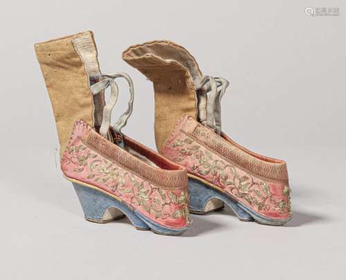 CHINE - Vers 1900<br />
Paire de souliers d'enfant (?) en so...