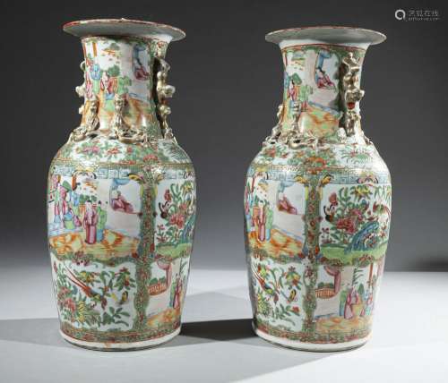 CHINE<br />
Paire de vases balustre en porcelaine à décor po...