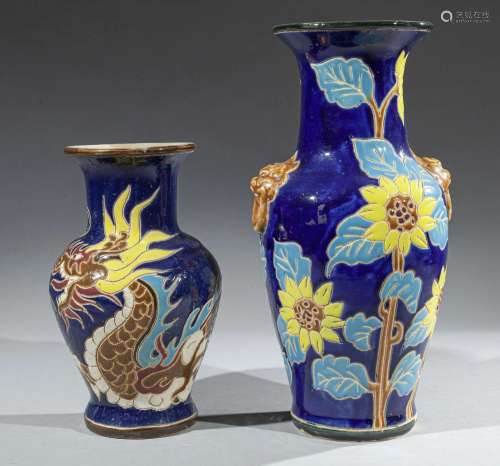 Deux vases en céramique à fond bleu, l'un figurant un dragon...