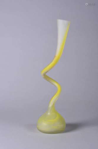Vase en verre marmoréen jaune, le corps torsadé<br />
Italie...