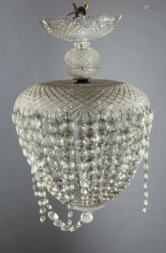 Lustre boule à pampilles <br />
XIXe siècle <br />
H. 51 cm