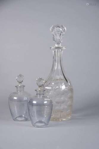 Une importante carafe en cristal taillé (H. 33 cm) et deux p...