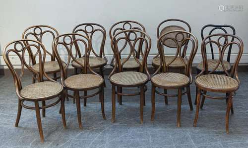 FISCHEL<br />
Suite de huit chaises en bois courbé <br />
Fi...