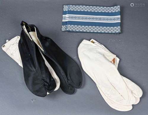 CHINE - XXe siècle <br />
Trois paires de chaussons et une c...