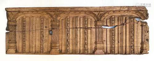 Une façade de coffre en bois sculpté, à décor de tissus plis...
