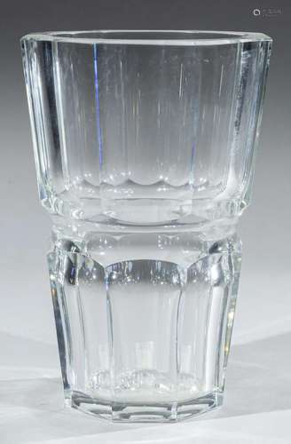 BACCARAT modèle Edith<br />
Vase en cristal taillé à pans co...