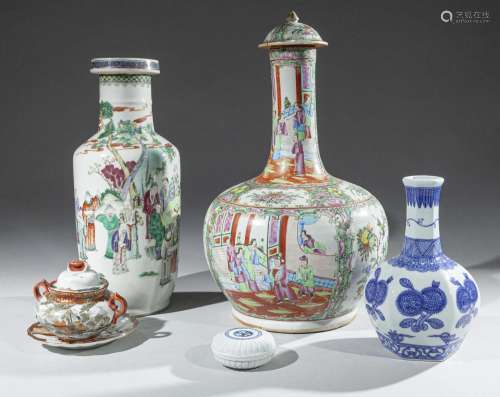 Lot de céramiques asiatiques, composé de: un vase à épauleme...