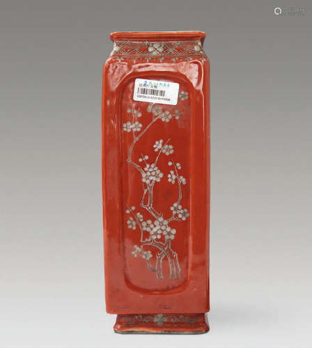 清 珊瑚红花卉纹方瓶