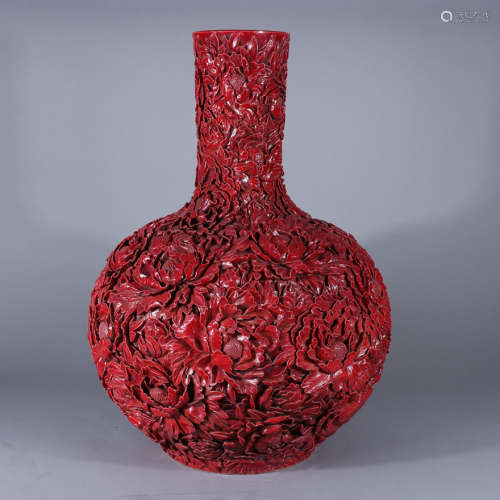 清乾隆漆器红釉雕刻牡丹花纹天球瓶