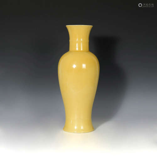 十九世紀 黃釉觀音瓶A Chinese yellow-glazed porcelain vase, 1...