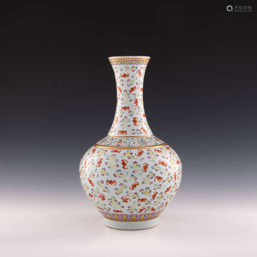 清光緒 粉彩雲蝠紋賞瓶A Chinese famille rose bottle vase, Gua...