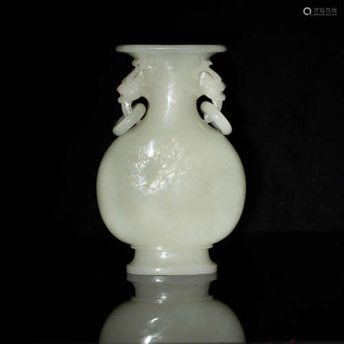 十八/十九世紀 白玉雙環耳瓶A Chinese white jade handled vase,...
