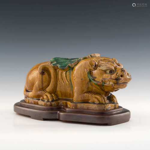 明代或更早 三彩臥獸A Chinese sancai beast, Ming dynasty or e...