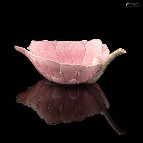 清光緒 秋操杯A Chinese famille rose lotus cup, Guangxu perio...